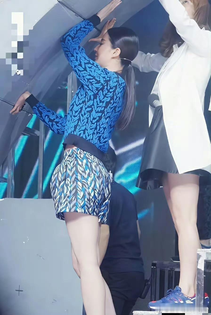 刘亦菲的腿并不是那种瘦瘦的腿，而是有骨感肉肉的腿，你喜欢吗？