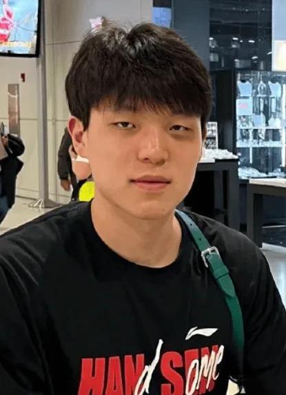 真变国宝了！杨瀚森在打训练赛的时候被队友不小心肘击到眼睛，直接青了一大块，变成熊