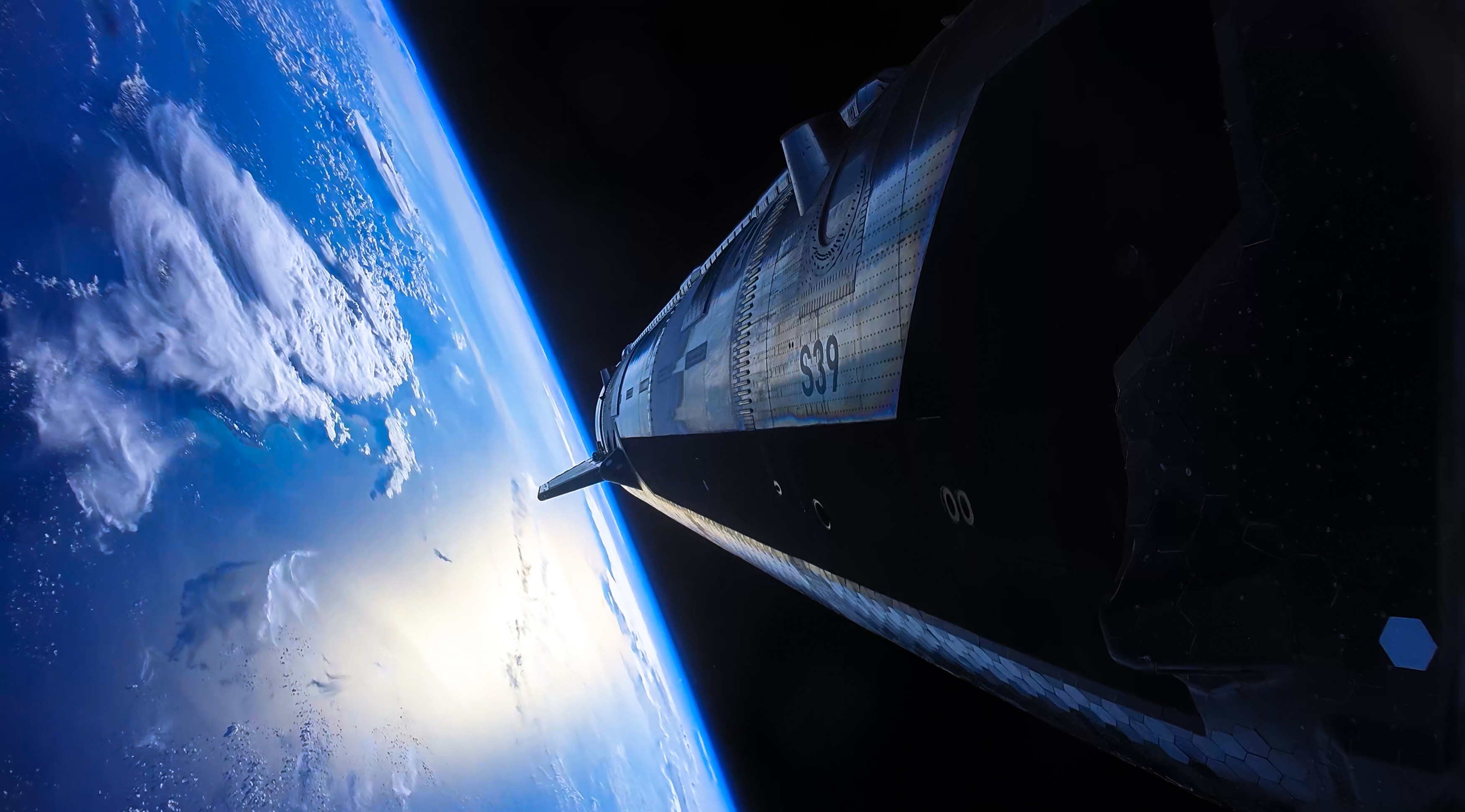 来自SpaceX星舰S39和超级重型助推器B19的机载画面。两级飞行器配备了升级