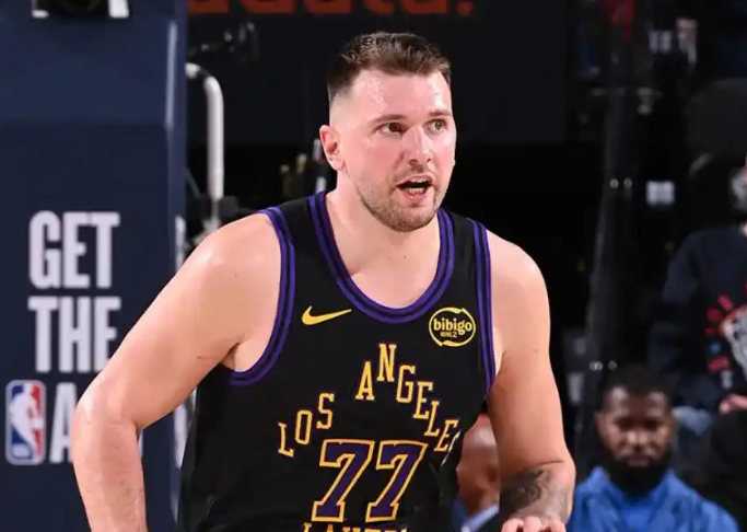 关键时刻站不出来接管比赛，大空位三分拒投，这是超巨应有的表现吗？NBA常规赛湖