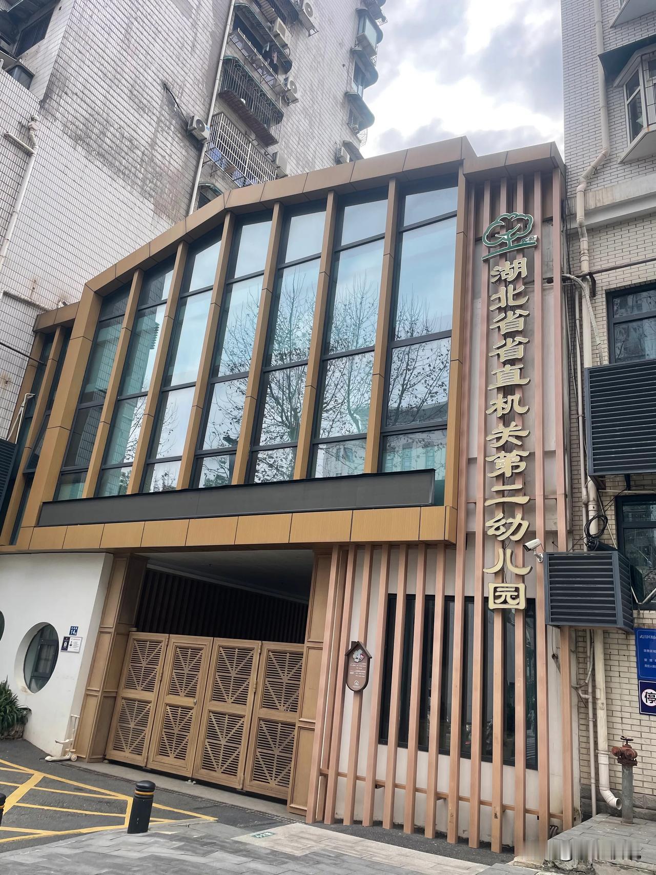 水果湖步行街，生活气息很浓厚，就是这周围，没有好的品质楼盘，如果把老房子拆了再建