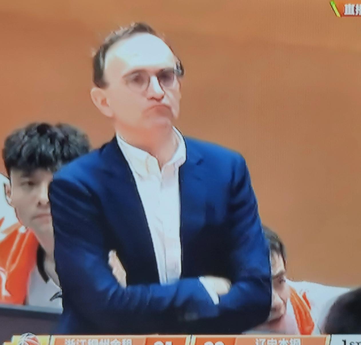 达卡里约翰逊多次犯规裁判都没有吹罚。韩德君昨晚在观看了达卡里约翰逊肆虐辽宁队内