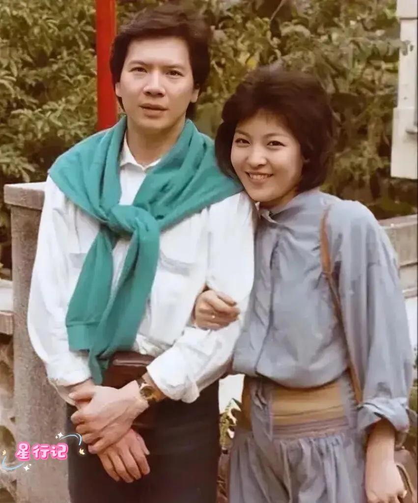 向太陈岚与向华强的旧照！向太与向华强是1980年结婚的，而这是1979年的