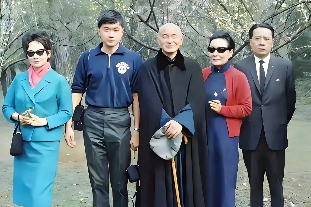 宋子安和妻子胡琪英，带着儿子宋仲虎看望自己的三姐宋美龄、三姐夫蒋介石时，一张罕见