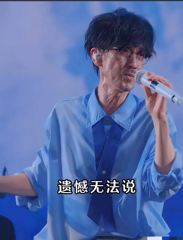 周传雄真是瘦到皮包骨头，这样子还能开演唱会真是不容易，但是作为歌手如今只有开演唱