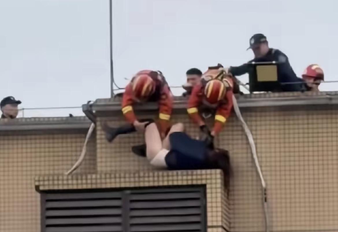 这不是演戏，是现实里让人揪心的一幕。一名女子站在高处想要轻生，消防员拼尽全力把