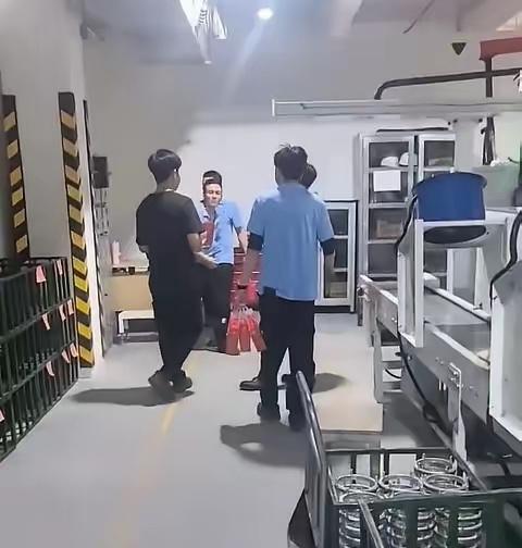 越南工厂发放中秋福利，只发给越南工人，没有中国工人的份，这种区别对待真的很令人心