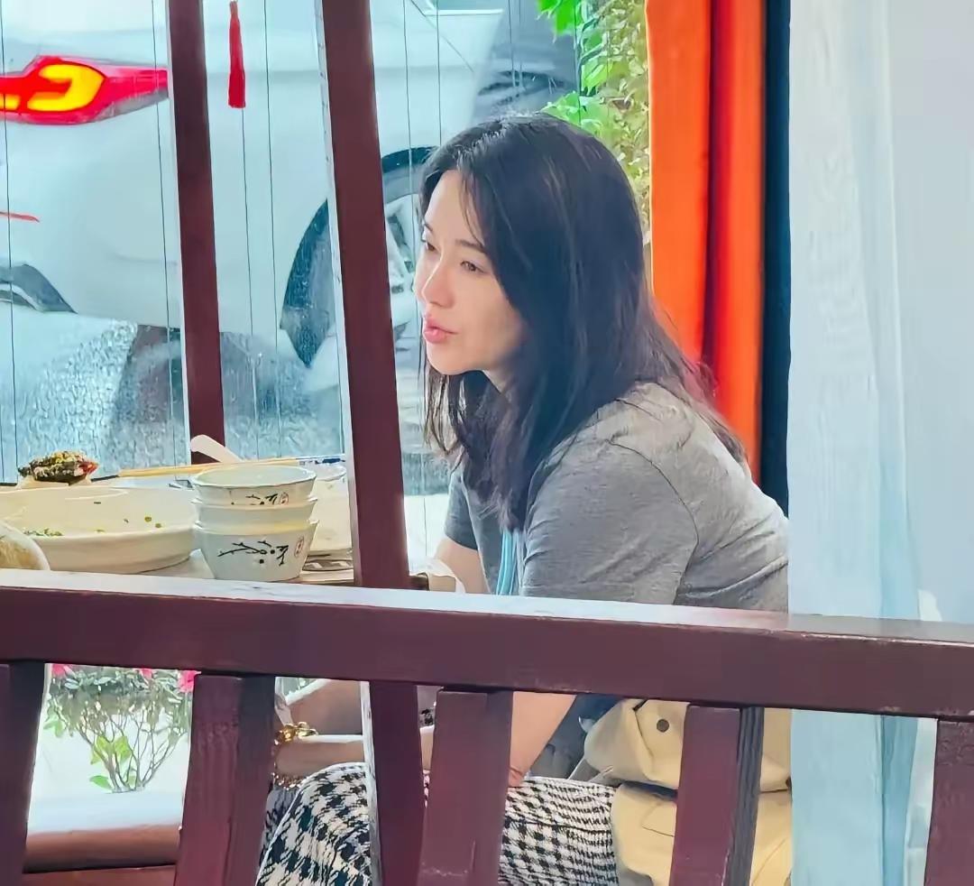 20年前的她被段奕宏揉过，现在他们俩都不敢了！他们单身的时候，想怎么揉都可以，只