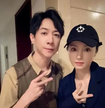 #张维伊换造型#和雪花女神龙结婚的“后老伴”张维伊换了新造型，头发也剪得像狗啃