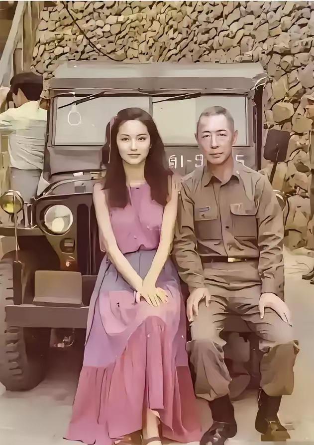 这张老照片里，二十六岁的林青霞依偎在父亲身旁，紫裙映着青春正好。她眉眼间的灵