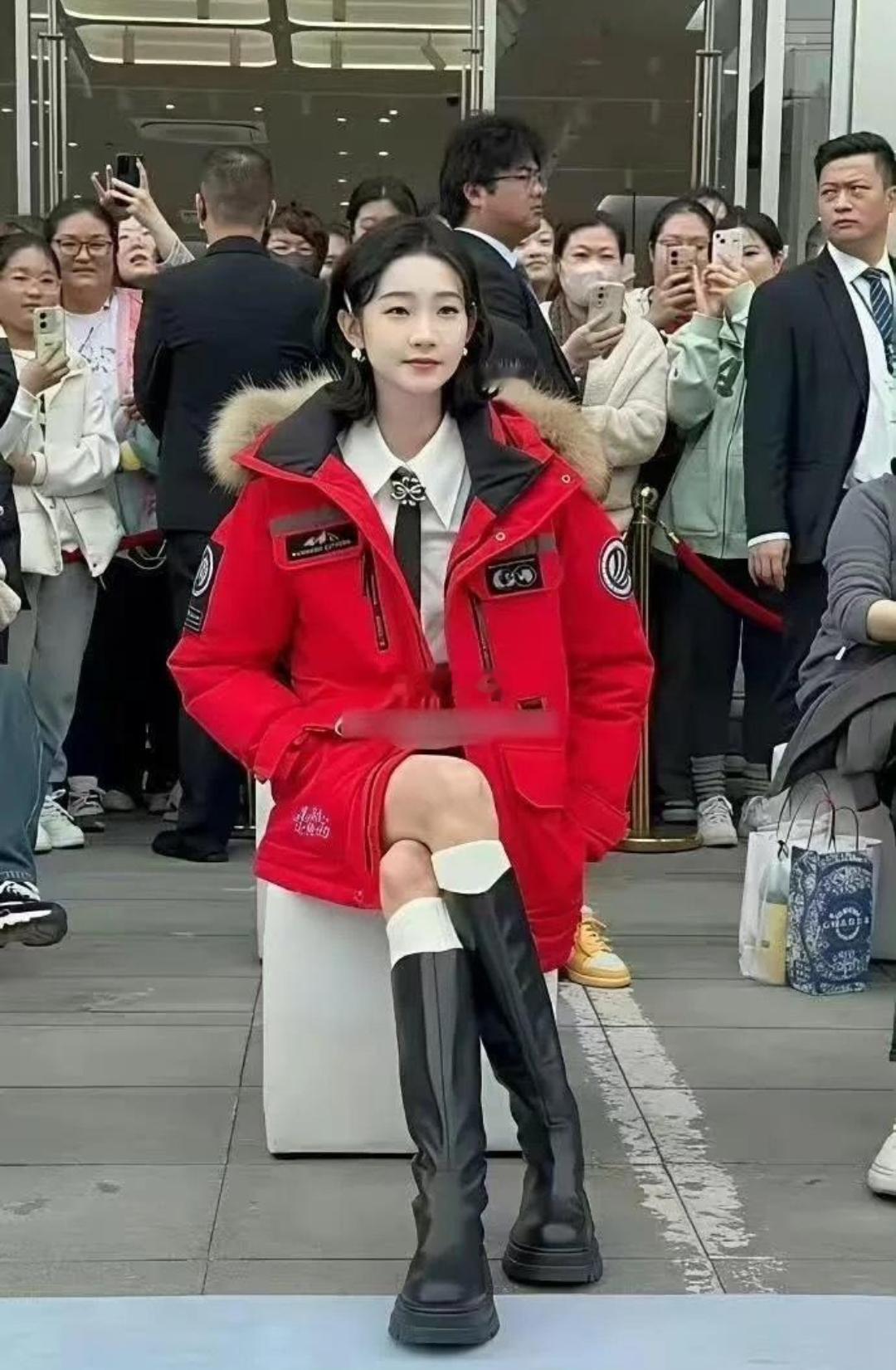 看了张艺凡才知道，原来有人翘二郎腿，脚可以踩在地上