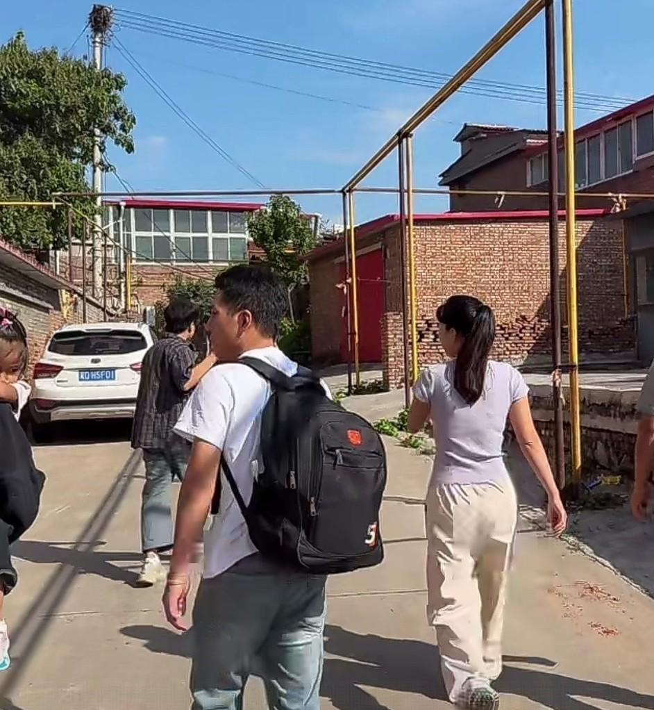 就在刚刚，皮衣哥带着安娜，跟李超群已经回到了河北邯郸老家，家里人也是准备了隆重的