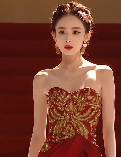 #娜扎瘦成纸片人了#古力娜扎在出现的路透中腿部纤细如“竹竿”“筷子，肩膀窄到“