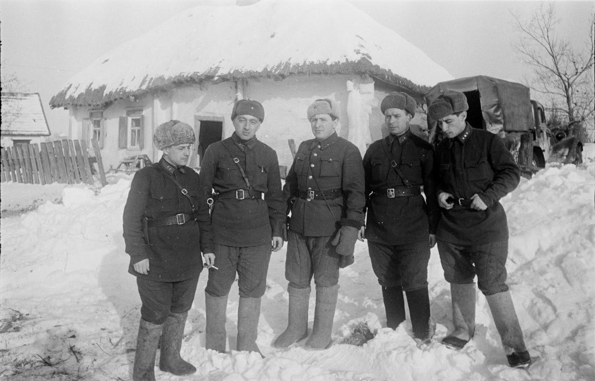 [呲牙笑]穿的暖暖和和的，感觉就是不一样——卫国战争时期，几名苏军军官在乡村木屋