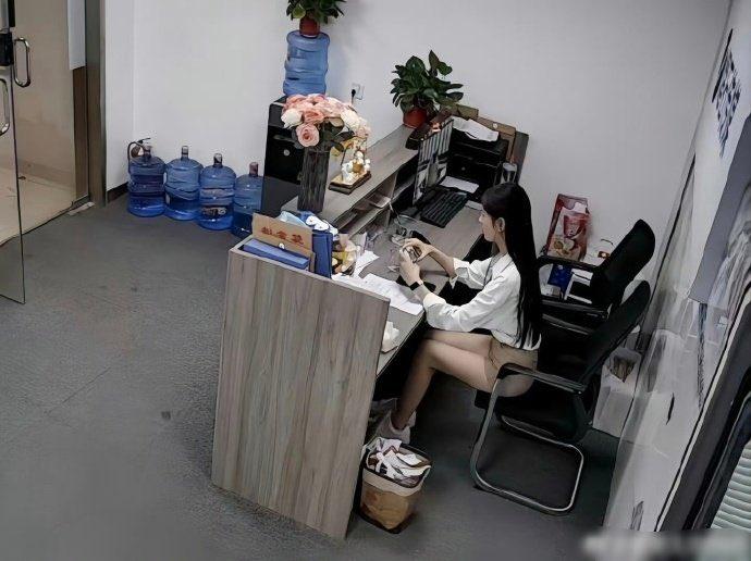 新前台长得漂亮，本科学历，往那一坐公司都亮堂了。不是说漂亮就能干好活，但漂亮确