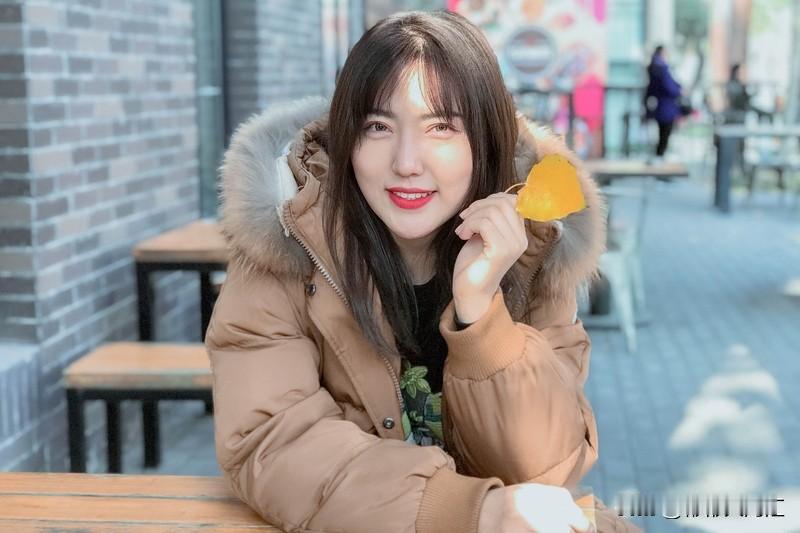 想让自己变得自信，得从多方面下手。首先可以从外在改变，打扮得体，选适合自己风格的