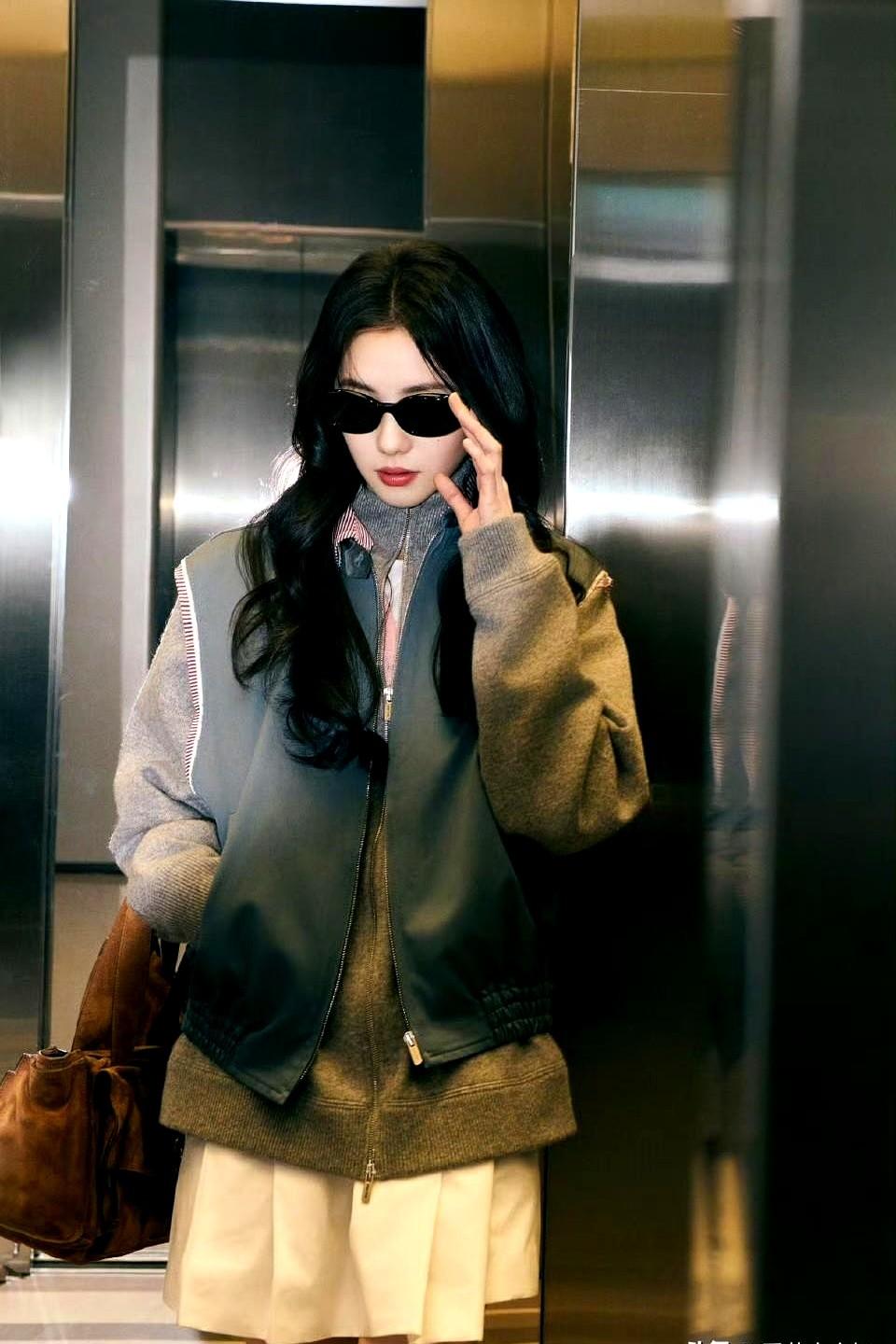 MiuMiu的“亲女儿”，还得是刘浩存。3月8号，她一身灰蓝拼接棒球服现身