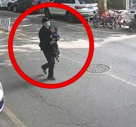 大白天的北京朝阳街头，竟有无牌车设伏！7个蒙面大汉窜出，硬从清华女博士父母手里，