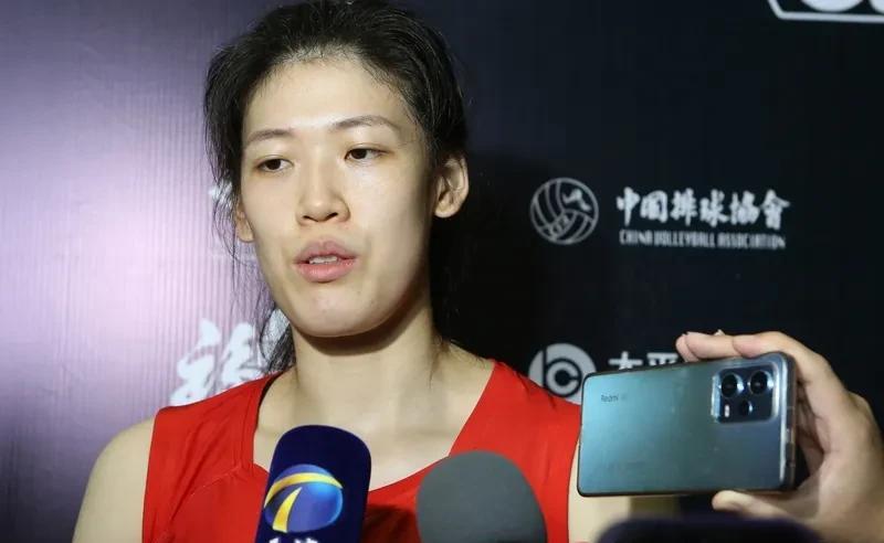 #李盈莹在世锦赛上会有怎样的表现#目前只能简单的吊个球，还不能助跑起跳呢，所以说