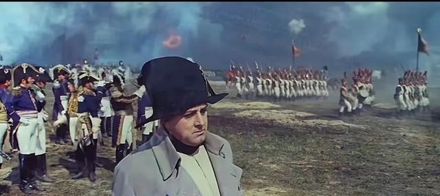 拿破仑之所以受士兵爱戴，是因为真用真金白银撒钱。光是战死的士兵家属每年都能收到2