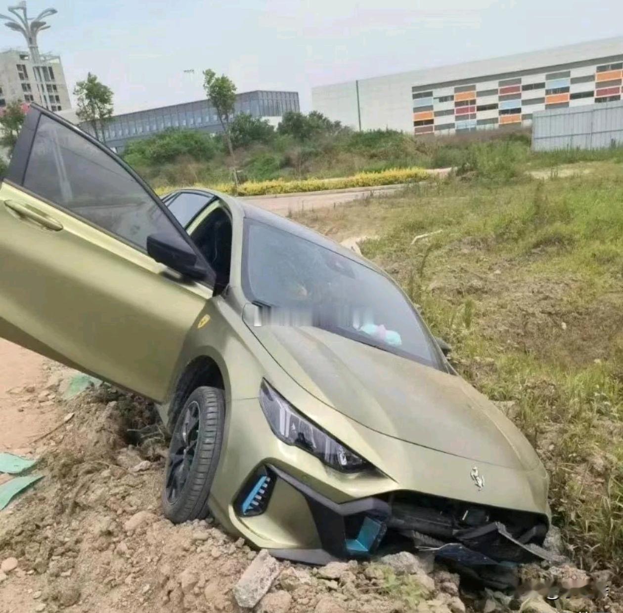 这车到底是啥呀，怎么这么多标啊，拼好车吗？