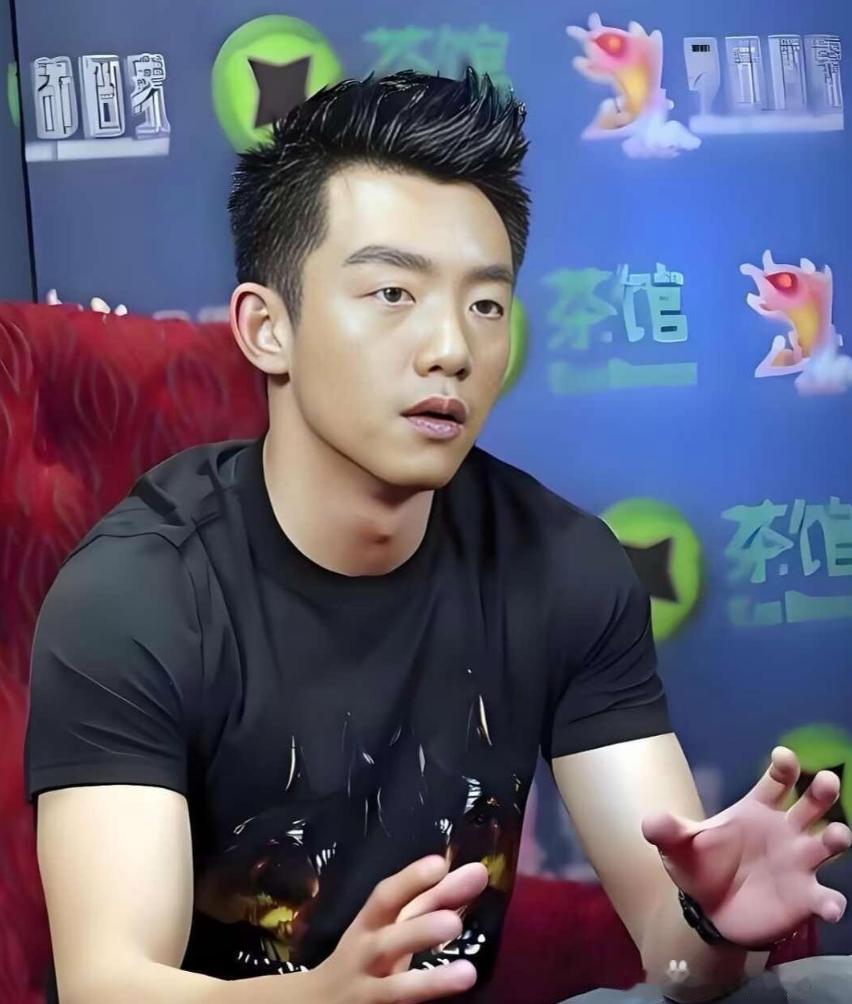 有一回主持人问郑恺你一天最多赚过多少？郑恺特淡定：“7个亿。”主持人惊了：“7亿
