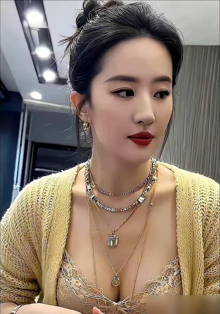 刘亦菲那身红裙子底下，藏着全智贤黑着的脸，和Lisa被骂上热搜的腰。你看她那