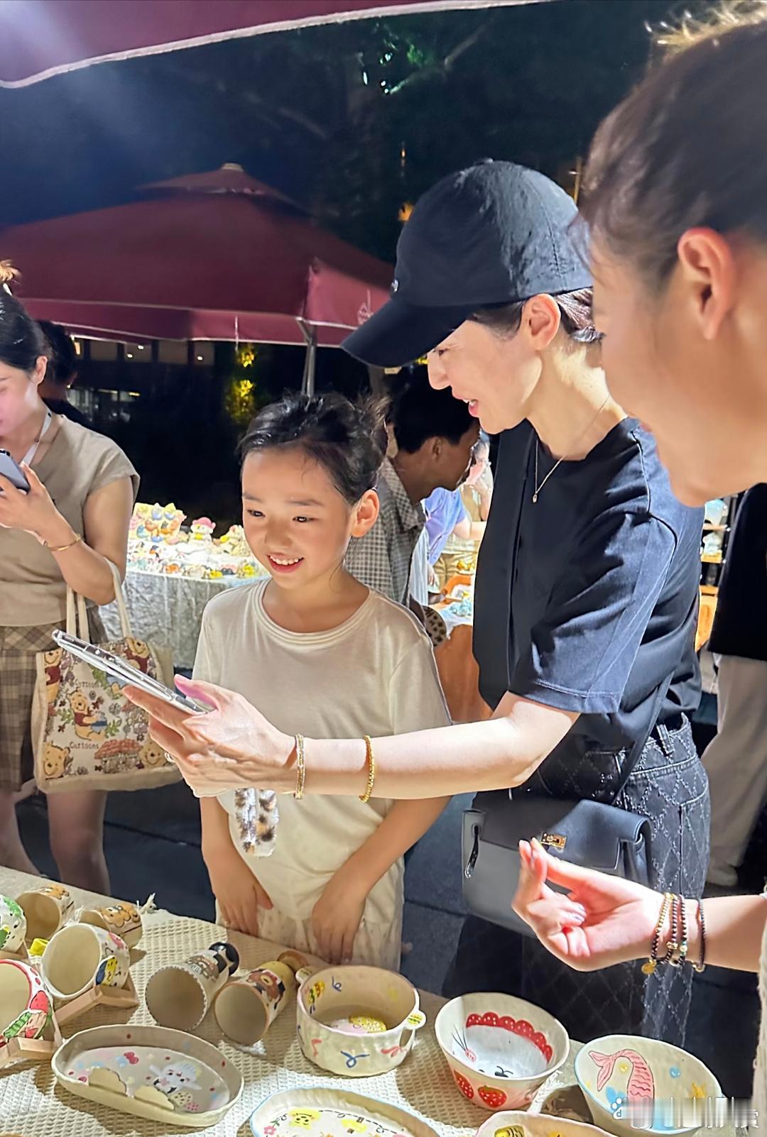董璇和女儿在江西逛夜市，母女俩的皮肤太白了，天生的冷白皮。女儿长得很漂亮，继承了