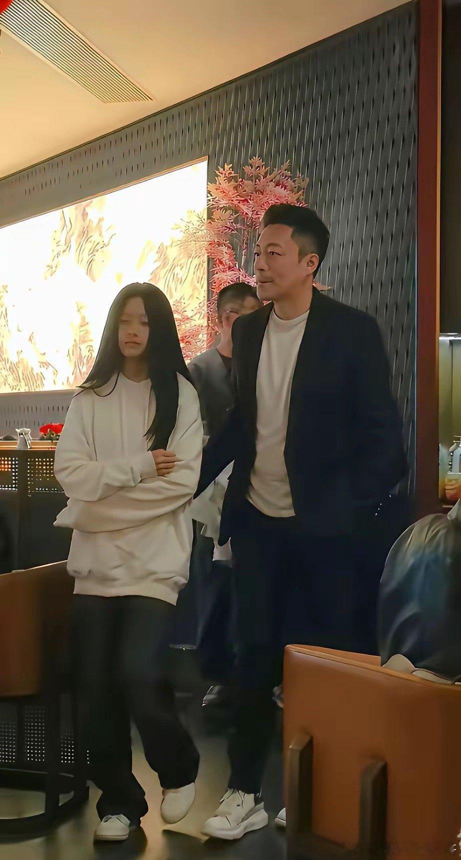 汪小菲和大S的女儿，其实并不漂亮，和妈妈没医美前，刚出道时的样子挺像的，黑黑的，