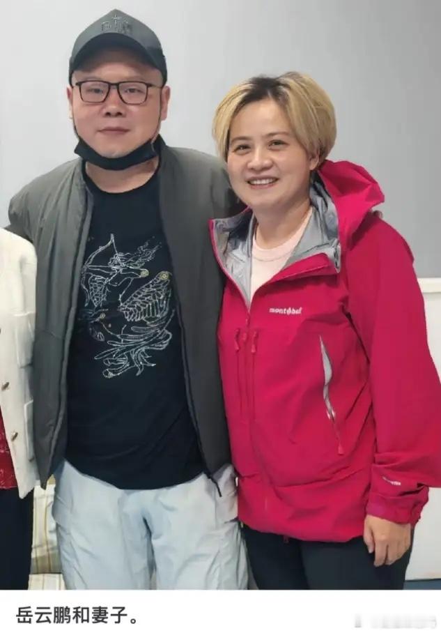 岳云鹏与素人妻子同框，郑敏不爱打扮很显老，但鼻子下巴超有福相！​​​