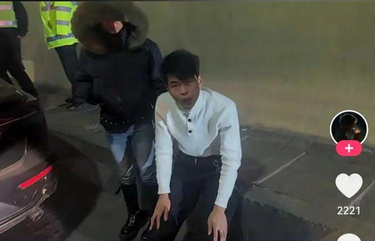 高速狂飙490公里！司机惊魂后坚决退车，争议炸锅4个半小时，115公里时速