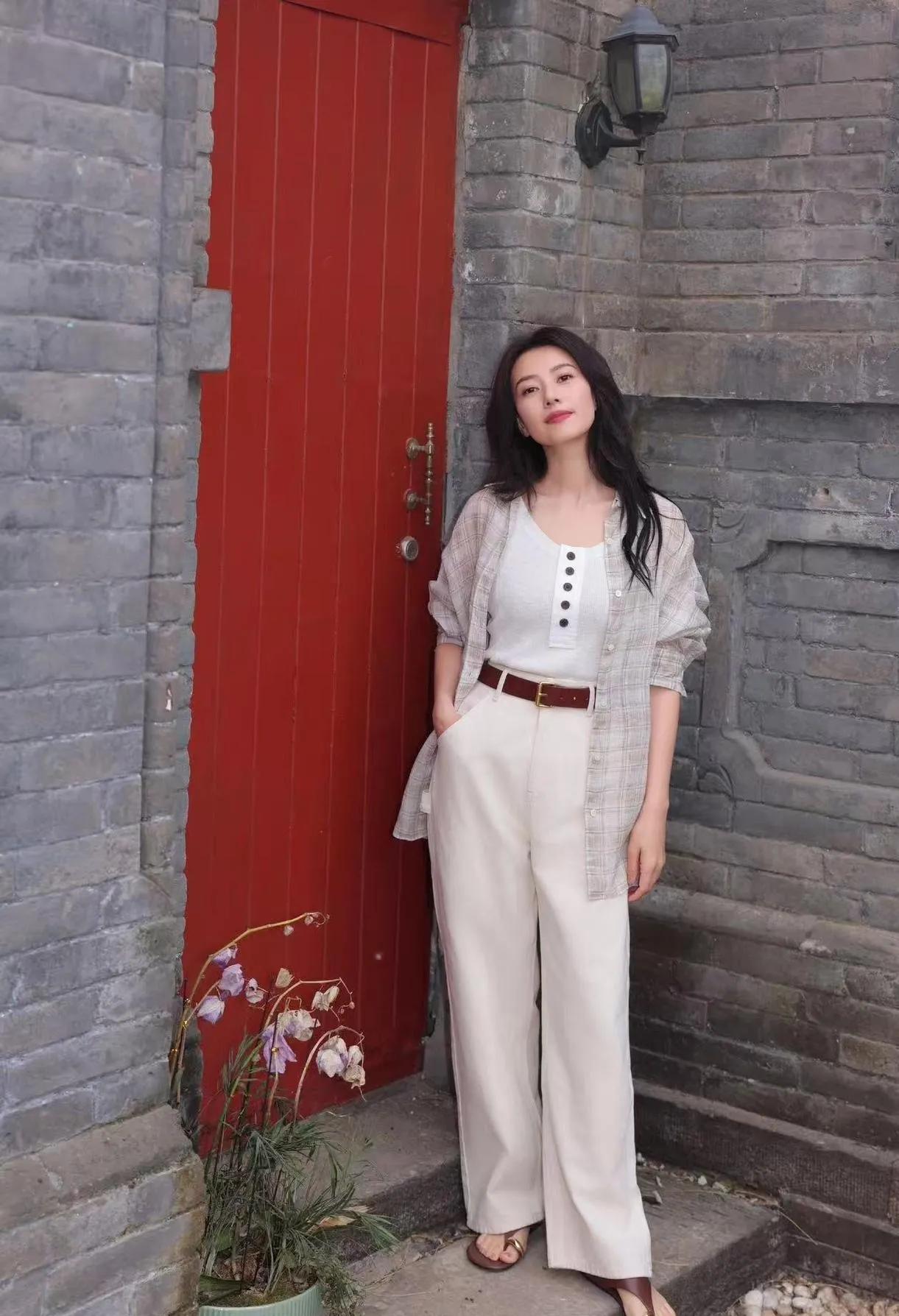 圆圆“衬衫+阔腿裤”火了！🔥浅格衬衫当开衫，内搭白扣背心，再配米白阔腿裤，不