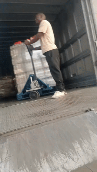 非洲工人干活普遍都喜欢偷懒“磨洋工”。他们卸一辆车都能用大半天的时间？这让工