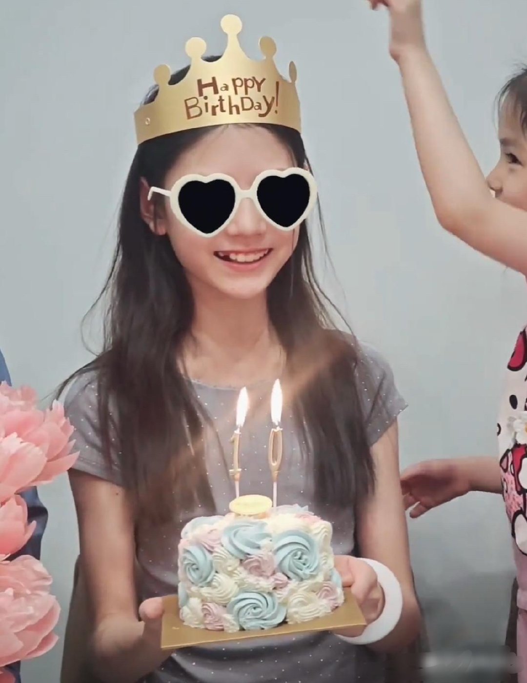 张梓琳为大女儿庆生，这可是世界小姐的闺女啊，看样子就好漂亮好有气质。