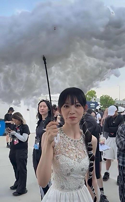 田曦薇这个雨伞有点儿意思啊[捂脸哭]​​​