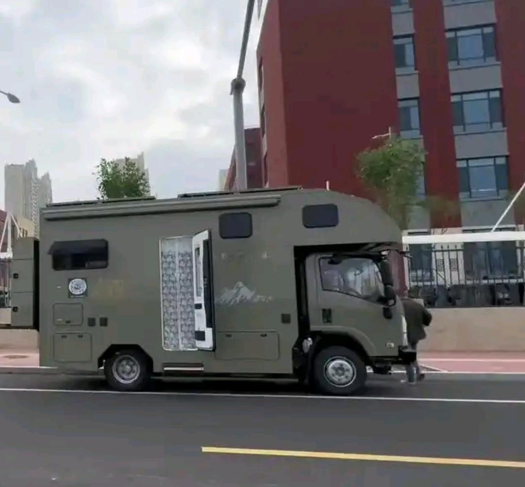 每天早上5点半，重点高中门口的停车场里，那辆白色房车的灯总会准时亮起。这一幕，让