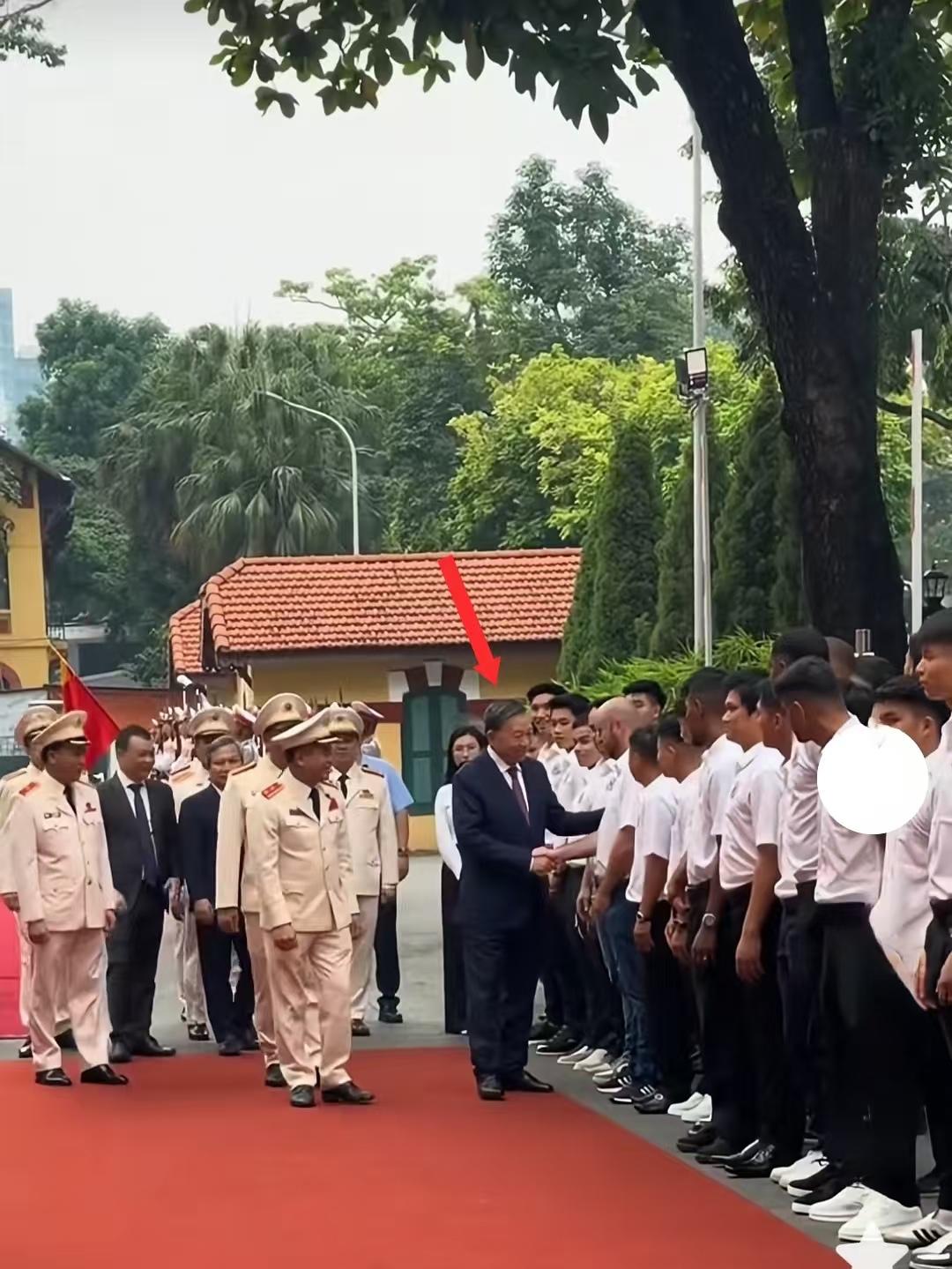 一瞬间，发现苏林也开始有点衰老了！在范明政和梁强相继卸任后，越南四驾马车的格