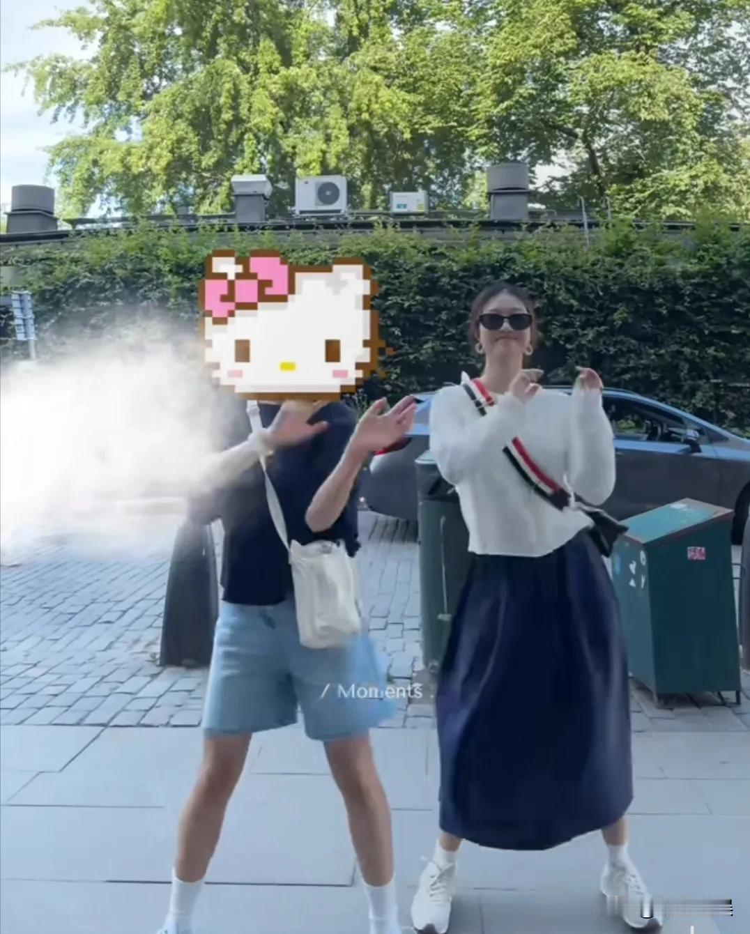 马伊琍女儿文君竹（爱马），晒和妹妹在国外旅游的照片，妹妹长这么大了，比姐姐没有矮