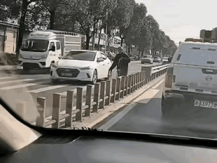 交警不来，这些人都不会礼让吧