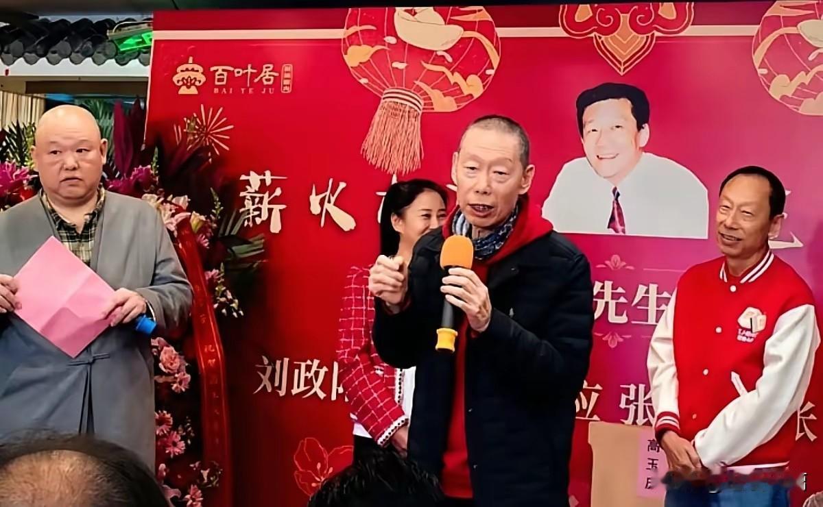 这哥俩儿长得还真像。相声名家高英培的两个儿子，长子高玉林，李伯祥的徒弟，曾在
