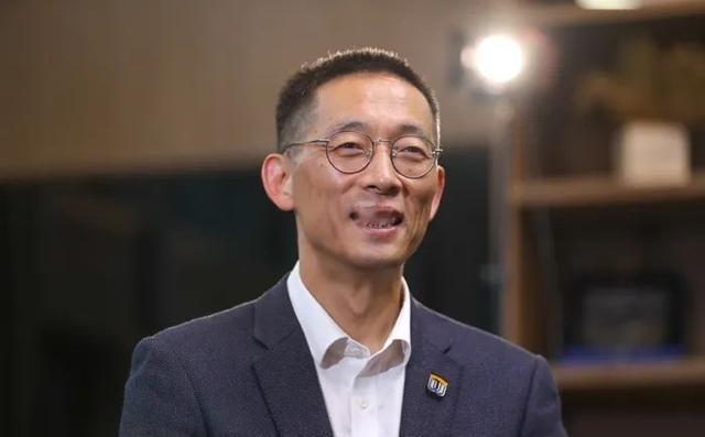 一次国际会议上，一位瑞典教授在谈到中国科技时，露出满脸不屑。时任清华副校长的施一