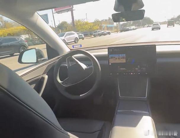 特斯拉推送特斯拉FSDV14.2.2版本近日，特斯拉FSDV14.2.2版本