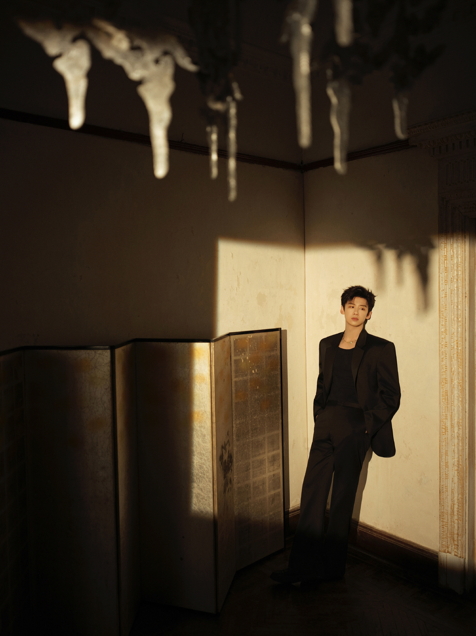 1.王一博现在接受了公司的股份激励，算是跟公司续约了，续约之后他的工作计划依旧是