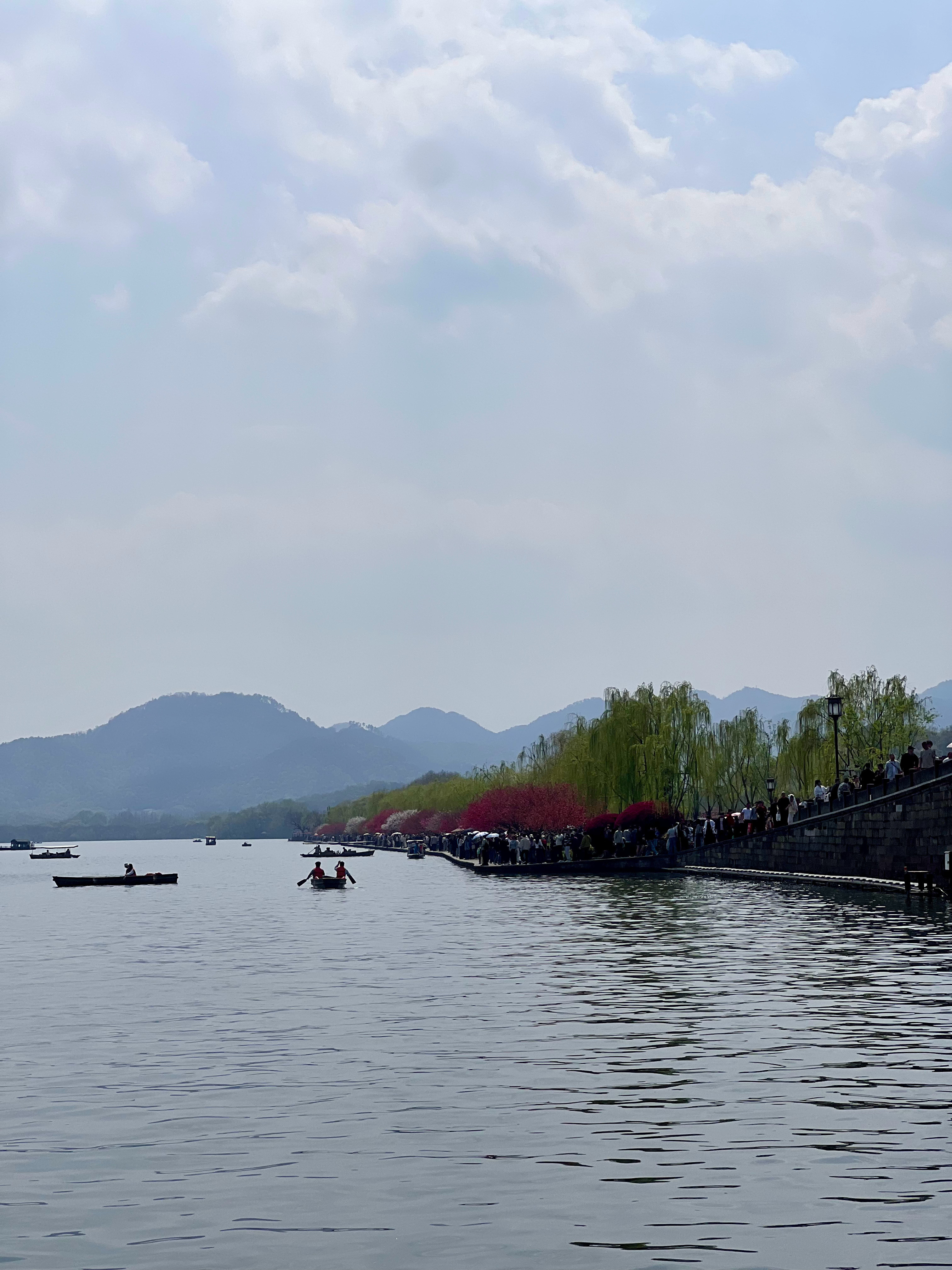 第二次来杭州，终于可以好好逛一逛西湖，真的很美，我喜欢它的岸边没有任何隔离，离湖