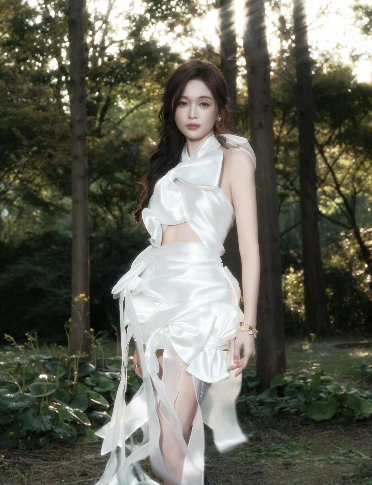 吴宣仪身上有着一种独特的气质，既有着海南女孩的热情活力，又有着女团成员的青春时尚