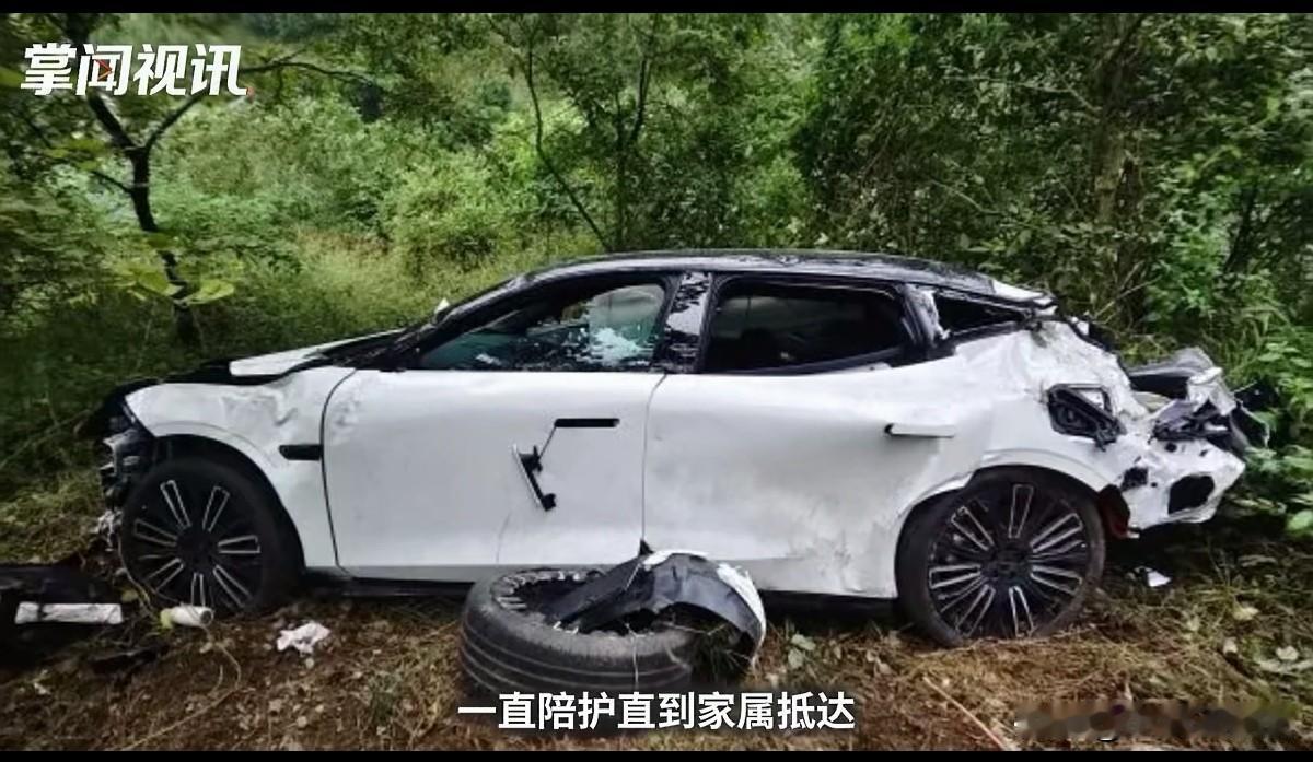 四川泸州，男子开车在悬崖边国道弯道行驶时，在转弯时，突然车子冲出路面，直接摔下将
