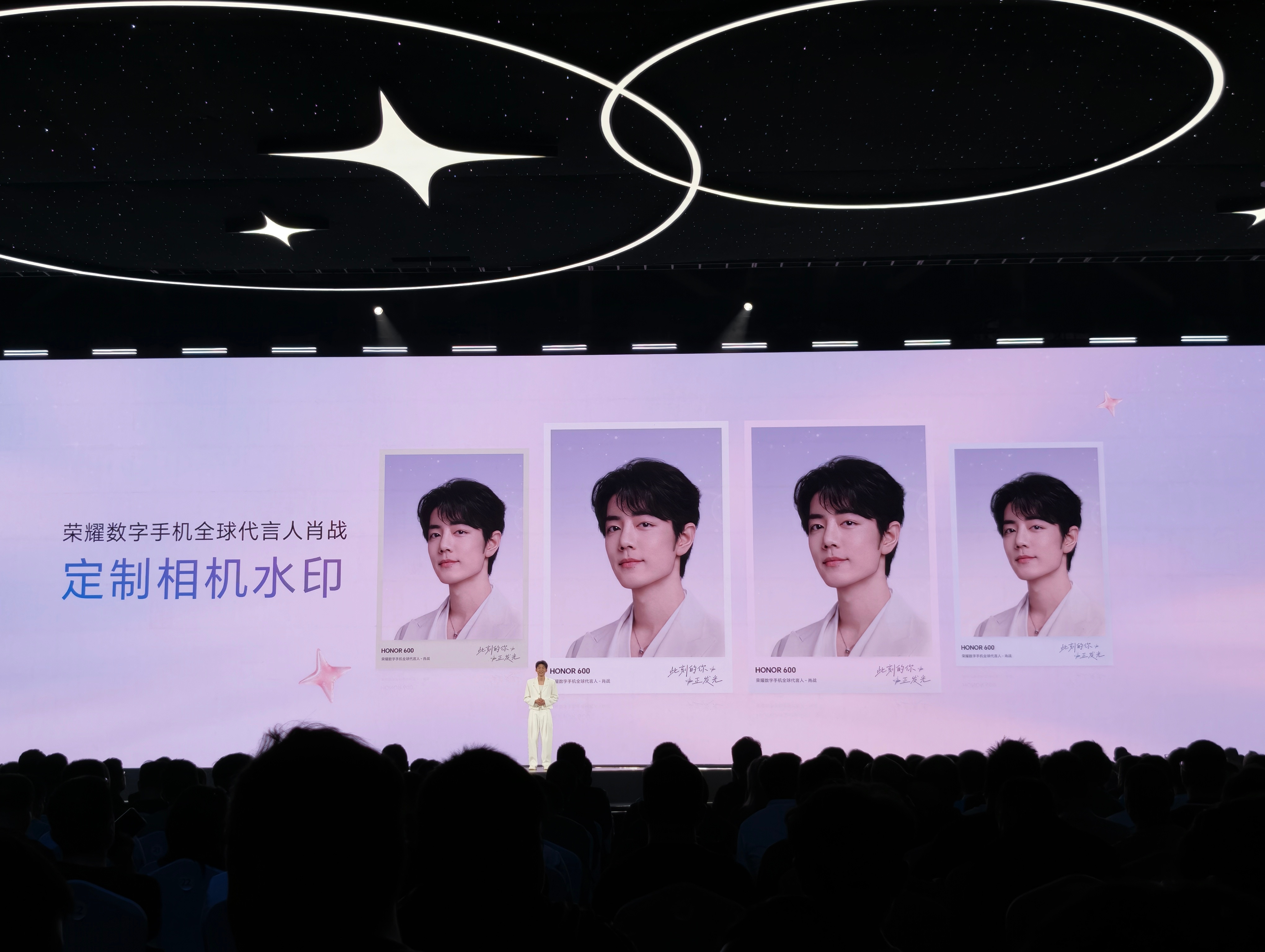 青云直上肖战昨天去看肖战的海报了……怎么别人代言人都去发布会你咋不去呢不过依旧