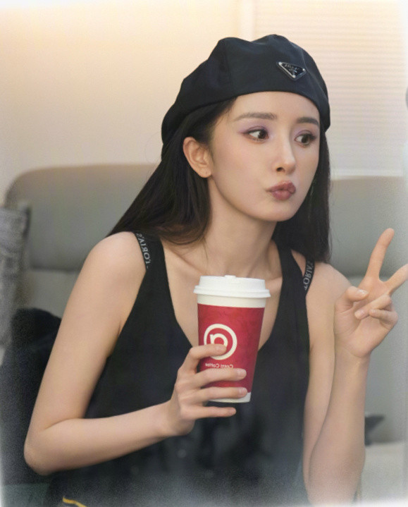 杨幂可恶！被同一个女人萌了11次！