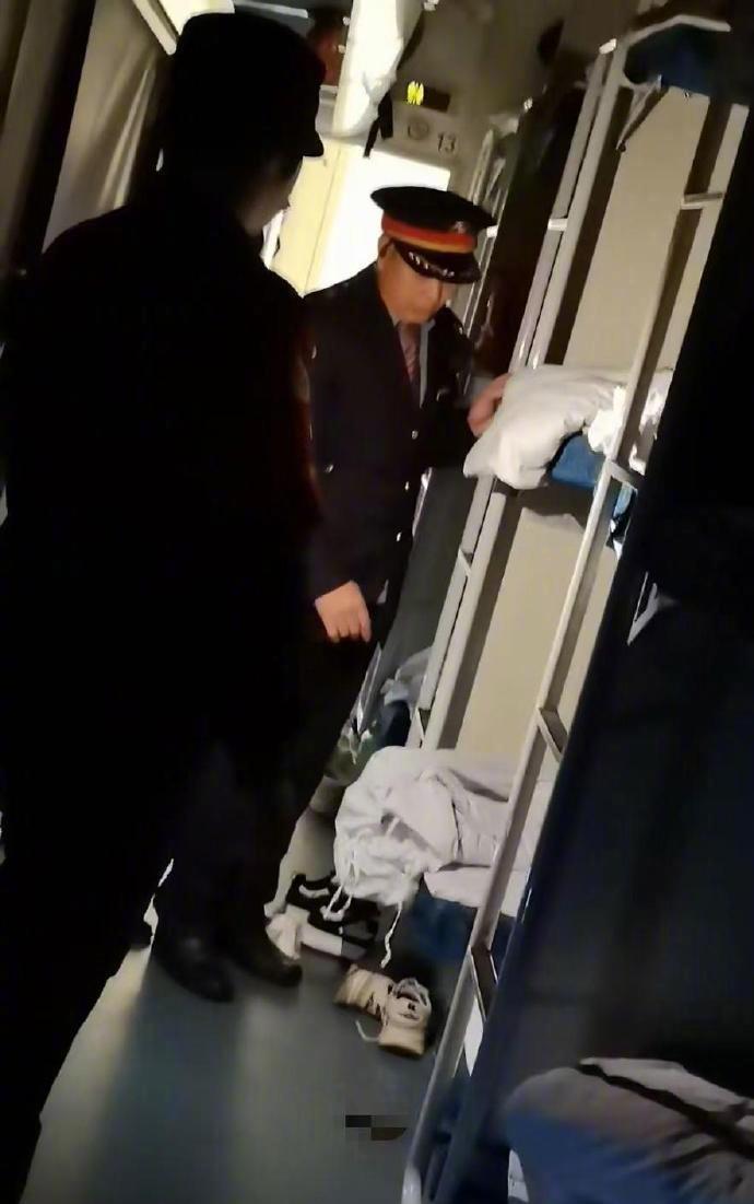 【男子在卧铺车厢过道内大便列车工作人员回应男子在卧铺过道大便：已处理完毕】11月