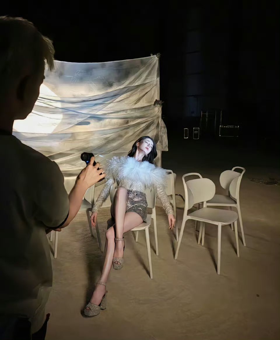 演技赞台词赞从头发丝到脚指甲都超赞的演员迪丽热巴她最近有一部剧里面包含悬